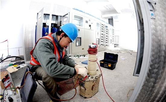 1月3日,区舜兴电力设备安装公司工作人员正在对区客运中心汽车北站的