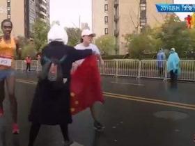 马拉松递国旗,别让爱国变味