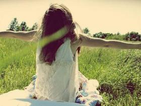 微笑地朝向太阳,一起幸福起来