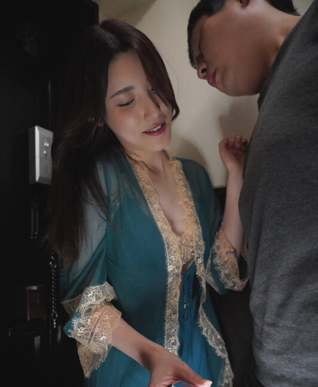 森沢かな(森泽佳奈)作品MEYD-780发布！偷情公寓！饥渴人妻与楼下人夫当炮友「只要一分钟就合体」！-图片2