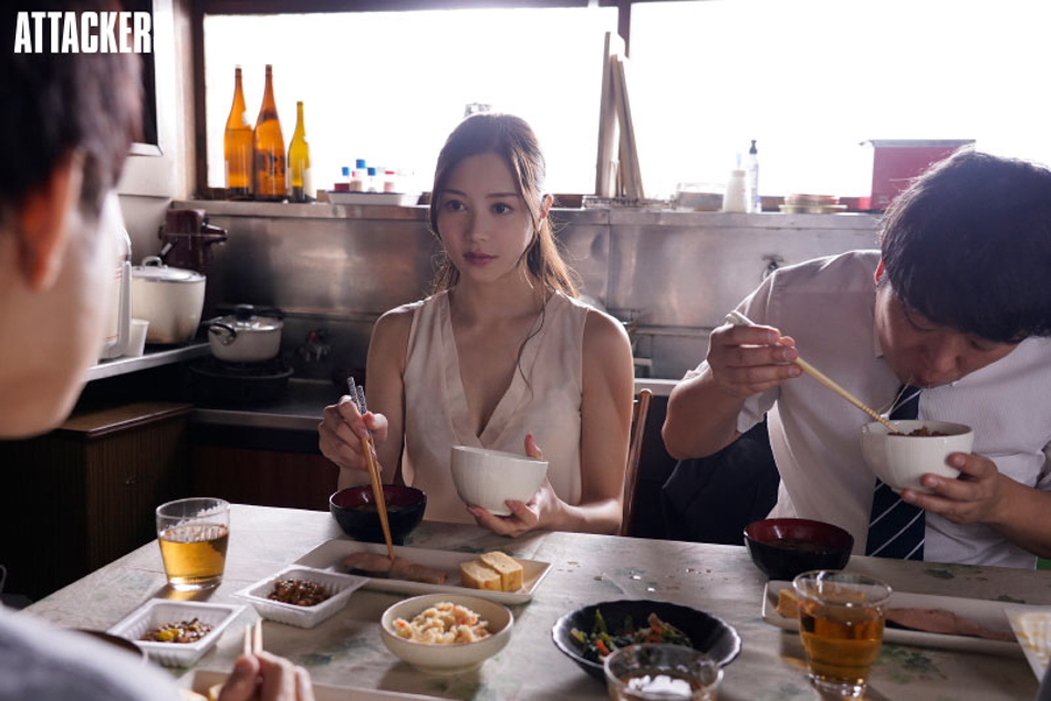 白峰ミウ(白峰美羽)作品ATID-557发布！时隔多年回老家！与美人大嫂汗流浃背做爱！-图片2