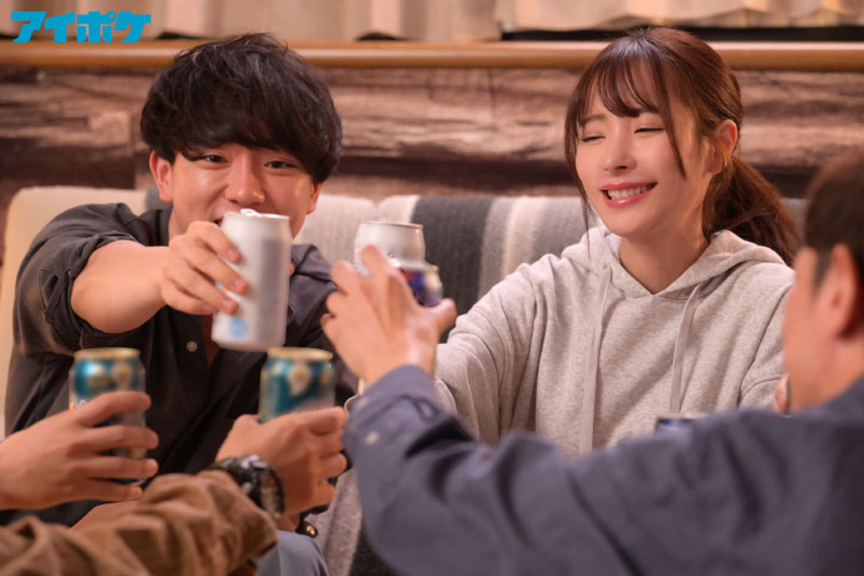 桃乃木かな(桃乃木香奈)作品IPZZ-033发布！只有一个女生的酒会？甜美女大生背着男友跟同学们玩多P！-图片2