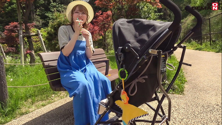 二宮もも(二宫桃)作品SDMUA-076发布！在公园溜小孩的新手妈妈带男优回家在婴儿床旁被中出-图片3