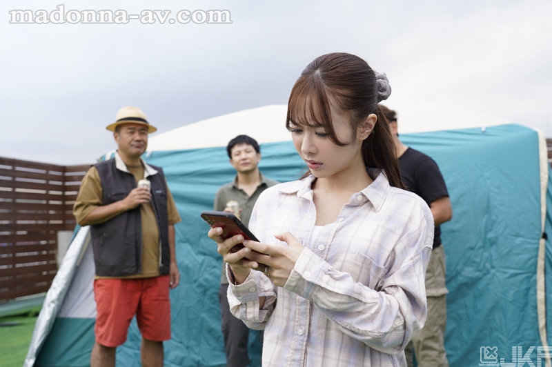 栗山莉緒(栗山莉绪)作品JUL-868发布！「本格NTR」的极致色气！有夫之妇情欲爆炸，背着老公服务三根肉棒-图片2