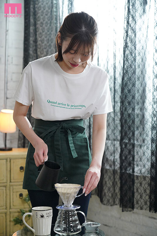 伊織さくら(伊织樱)出道作品MIFD-488发布！想打不一样的炮！咖啡店之花一被抠就喷水！-图片3