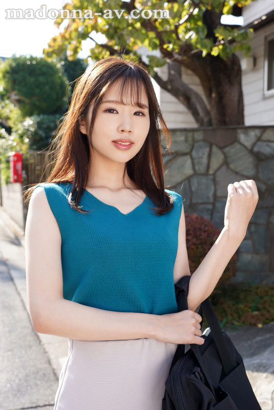 昔俺の事が好きだった地味な教え子が、色気漂う巨乳人妻に進化していたので、性欲が尽き果てるまで生ハメしまくった…。 新井リマ 2