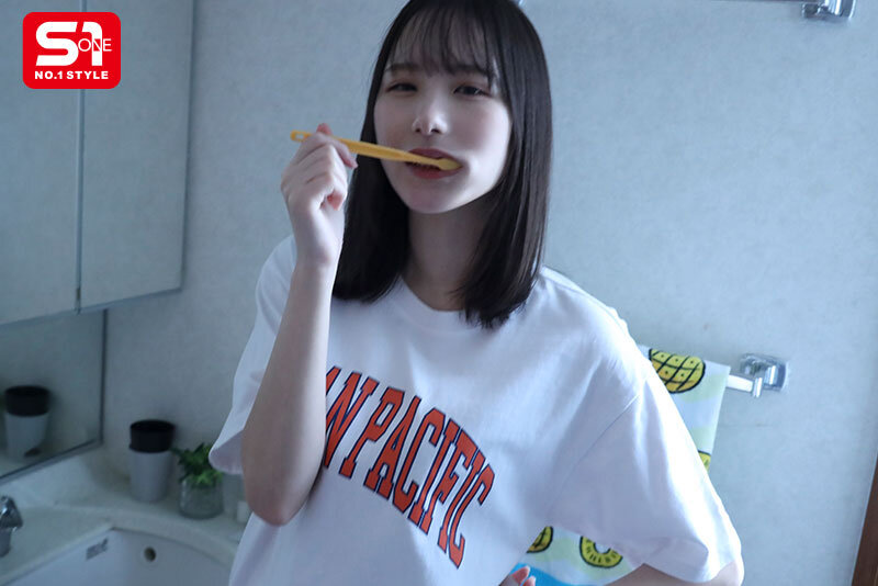 ヤリサーの男達に雑に寝取られといてピースなんかすんなよ… 僕の大切な年下彼女が大学のチャラ男たちとノリノリSEXを楽しんでいた…。 村上悠華 1